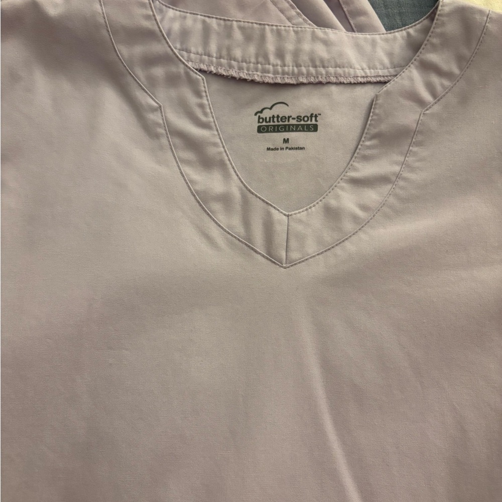 Lavender Women's scrub set - Picture 4 of 5